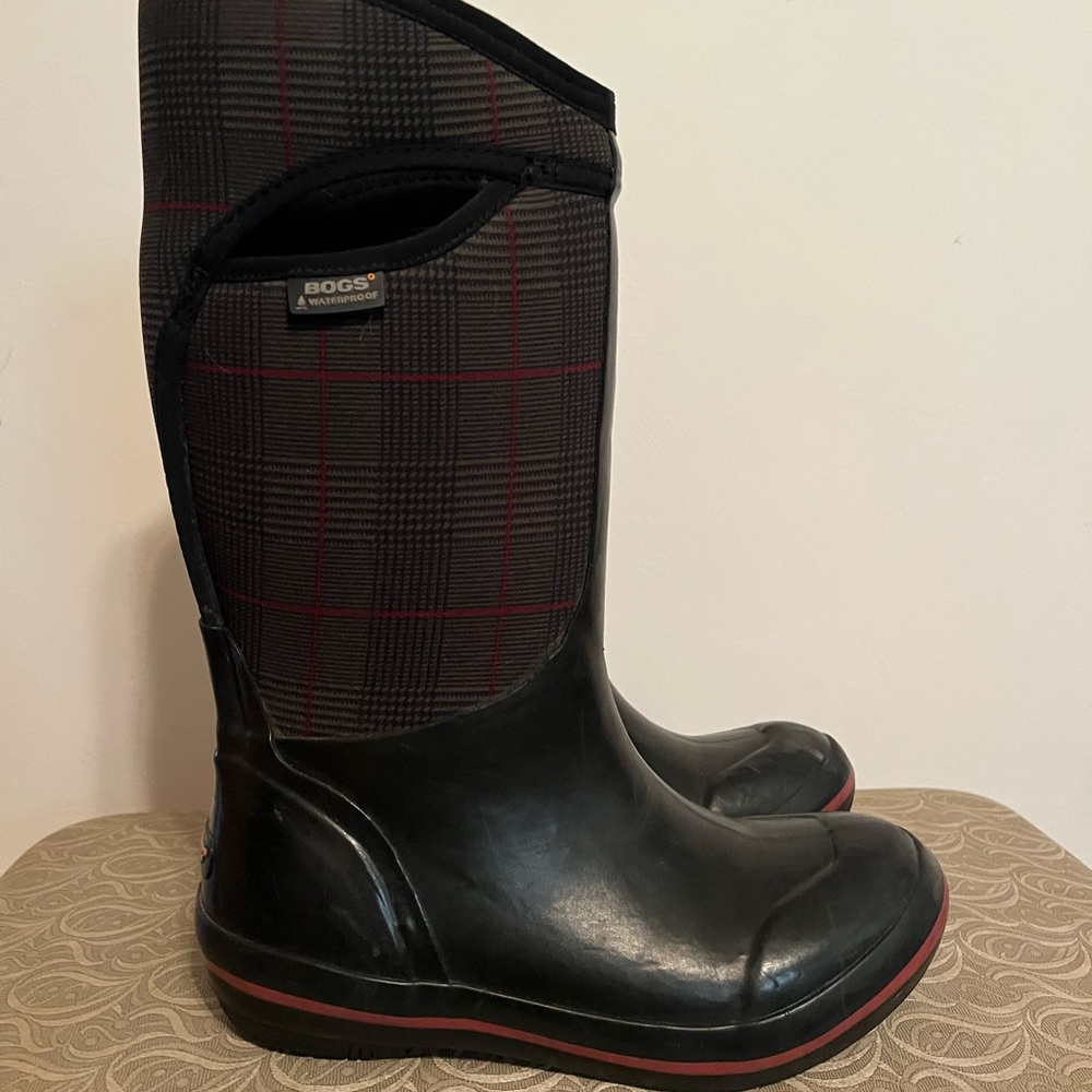 Womens size 7 winter BOGS.